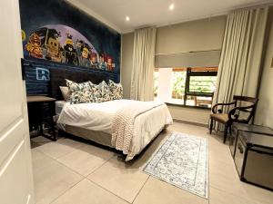 Un dormitorio con una cama y un cuadro en la pared. en 40 On Jacopever, en Richards Bay 45 fotos más