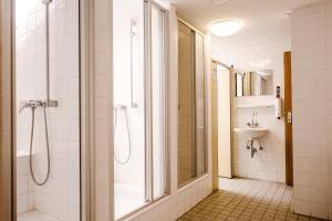 un bagno con doccia e lavandino di Monteurhaus a Hausham