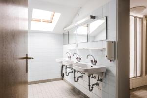 un bagno con due lavandini e uno specchio di Monteurhaus a Hausham