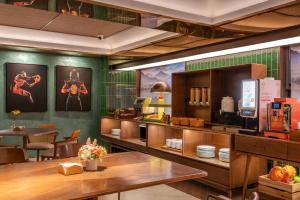 a restaurant with a dining room with a table at 桔子北京国展三元桥酒店 in Beijing