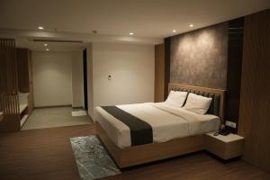 Ένα ή περισσότερα κρεβάτια σε δωμάτιο στο Kriya Grandeur Hotel