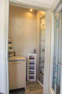 eine Küche mit Kühlschrank in einem Zimmer in der Unterkunft Gemütliche Maisonette-Wohnung mit Fußbodenheizung in Berndorf