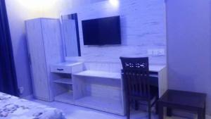 DargaiにあるHotel Comfort Innのベッドルーム(デスク、ベッド、テレビ付)