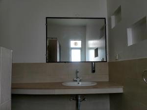 DargaiにあるHotel Comfort Innの洗面台と大きな鏡のあるバスルーム +19枚の写真
