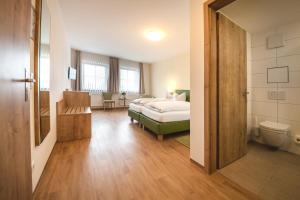 Postel nebo postele na pokoji v ubytování Gasthof - Hotel Zur Post + 37 fotografií