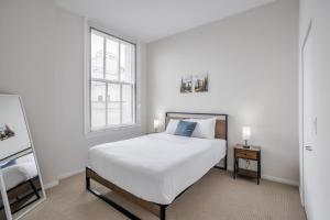 Ένα ή περισσότερα κρεβάτια σε δωμάτιο στο TWO CozySuites Sky Central Rooftop Pool #30