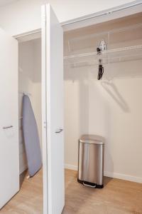 Φωτογραφία από το άλμπουμ του TWO CozySuites Sky Central Rooftop Pool #30 σε Σινσινάτι