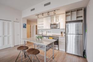 Η κουζίνα ή μικρή κουζίνα στο TWO CozySuites Sky Central Rooftop Pool #30 +19 φωτογραφίες