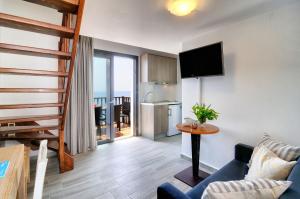 Μια τηλεόραση ή/και κέντρο ψυχαγωγίας στο Myrtos Mare Suite Mit Meerblick