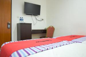 TV a/nebo společenská místnost v ubytování RedDoorz Plus near Plaza Indonesia + 46 fotografií