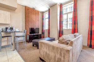 TV a/nebo společenská místnost v ubytování Three shots Wifi Dstv at Mapungubwe + 7 fotografií