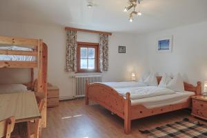 ein Schlafzimmer mit zwei Etagenbetten und einem Fenster in der Unterkunft Ferienwohnung Schaupphof in Donnersbachwald