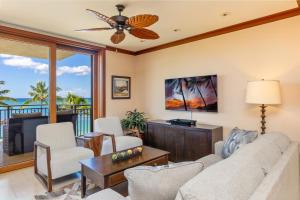 TV a/nebo společenská místnost v ubytování Brand New - Direct Ocean Front Beach Villas Resort