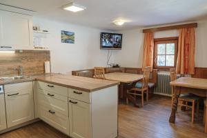 eine Küche mit Tisch und ein Esszimmer in der Unterkunft Ferienwohnung Schaupphof in Donnersbachwald