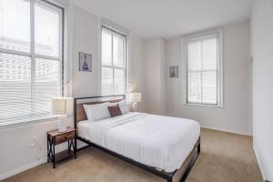 En eller flere senge i et værelse på TWO CozySuites Sky Central Rooftop Pool #29