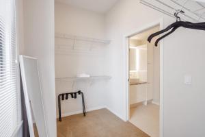 Køkken eller tekøkken på TWO CozySuites Sky Central Rooftop Pool #29