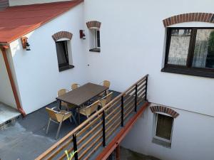 亚希莫夫Apartmany Pod Kloboukem的房屋阳台的桌椅