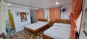 une petite chambre avec deux lits et une salle de bain dans l'établissement Chilly Beach Resort Palawan, à Aborlan 54 autres photos