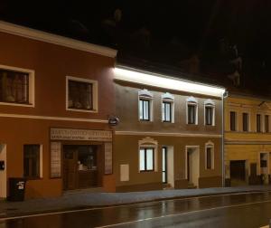 亚希莫夫Apartmany Pod Kloboukem的街上的一座建筑