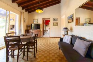 Et tv og/eller underholdning på Maison Cri-Cri à Arès + 15 billeder