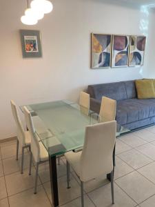 una sala da pranzo con tavolo e sedie in vetro di Bright Mahane Yehuda 1 BR with Private Terrace a Gerusalemme