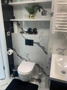 Koupelna v ubytování Apartments by Radecka Zarembowicza Wrocław Lotnisko + 24 fotografií