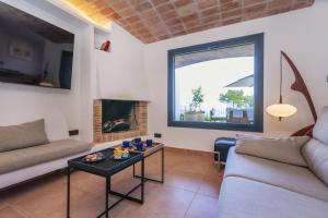 a living room with a couch and a table at Cala Nostra Bea in Palafrugell