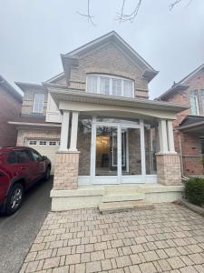 多伦多Gorgeous Private room的一辆红色汽车停在一所房子前面