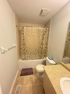 多伦多Gorgeous Private room的带淋浴、马桶和水槽的浴室 更多7张照片