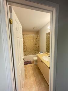 多伦多Gorgeous Private room的带浴缸、马桶和水槽的浴室
