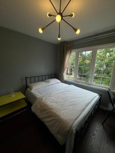 多伦多Gorgeous Private room的一间卧室，里面有一张床和一个吊扇