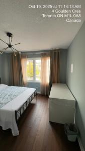 多伦多Gorgeous Private room的有两张床和一扇窗户的卧室