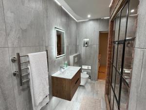ein Badezimmer mit Waschbecken und Toilette in der Unterkunft Comfortable 2-Bedroom place with indoor Fireplace in Mossel Bay + 32 Fotos