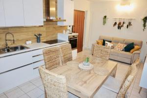 een keuken en woonkamer met een tafel en stoelen bij Dimora Bohém in Cantù