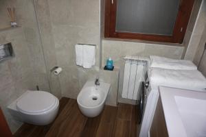 een kleine badkamer met toilet en wastafel bij Dimora Bohém in Cantù +8 foto's