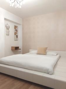 ein weißes Schlafzimmer mit einem großen weißen Bett in der Unterkunft Maison 29 in Braşov