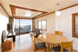 un salon avec une table et un canapé dans l'établissement Jeju Castle, à Seogwipo