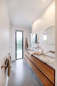 une salle de bain avec un grand lavabo et un miroir dans l'établissement Mimosa by the Beach, à Peregian Beach