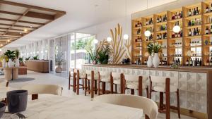 ein Restaurant mit einer Bar mit Tischen und Stühlen in der Unterkunft Iberostar Selection Montenegro in Topolica