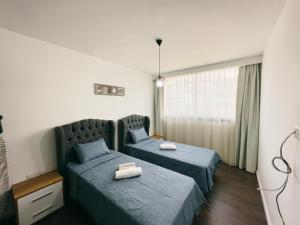 ein Schlafzimmer mit zwei Betten und einem Fenster in der Unterkunft Grand Sapphire Hotel, Casino & Holiday Deluxe Residential Home in Iskele + 29 Fotos