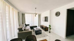 ein Wohnzimmer mit Sofa und Tisch in der Unterkunft Grand Sapphire Hotel, Casino & Holiday Deluxe Residential Home in Iskele