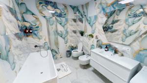 ein Badezimmer mit Waschbecken und Toilette in der Unterkunft Regina Urban Stay VRT in Şelimbăr + 10 Fotos