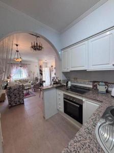 テルアビブにあるWelcome to your upscale coastal escape!の白いキャビネット付きのキッチン、リビングルーム