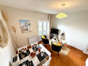 Le Wim Break, Centre et Mer à 2 pas في ويميريوكس: غرفة معيشة بها طاولة وكراسي