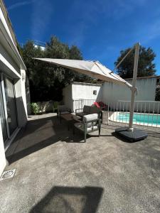 Bazén v ubytování Chambre individuelle avec coin repas dans Villa avec Piscine nebo v jeho okolí + 6 fotografií