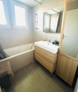 Postel nebo postele na pokoji v ubytování Chambre individuelle avec coin repas dans Villa avec Piscine