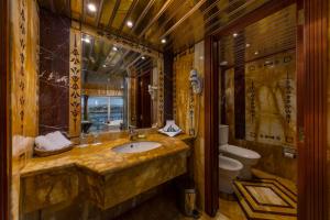 ein Badezimmer mit Waschbecken und Toilette in der Unterkunft Sonesta St George Nile Cruise - Aswan to Luxor 3 Nights from Friday to Monday in Assuan