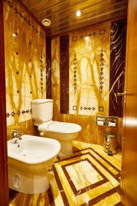 ein Badezimmer mit Toilette und Waschbecken in der Unterkunft Sonesta St George Nile Cruise - Aswan to Luxor 3 Nights from Friday to Monday in Assuan