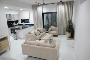 Kuchyň nebo kuchyňský kout v ubytování Luxurious 3BR Apartments at Salalah