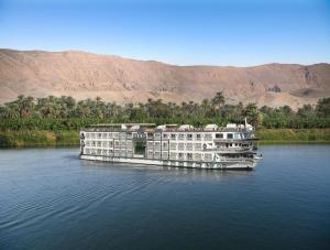 ein Boot im Wasser auf einem Fluss in der Unterkunft Sonesta St George Nile Cruise - Aswan to Luxor 3 Nights from Friday to Monday in Assuan